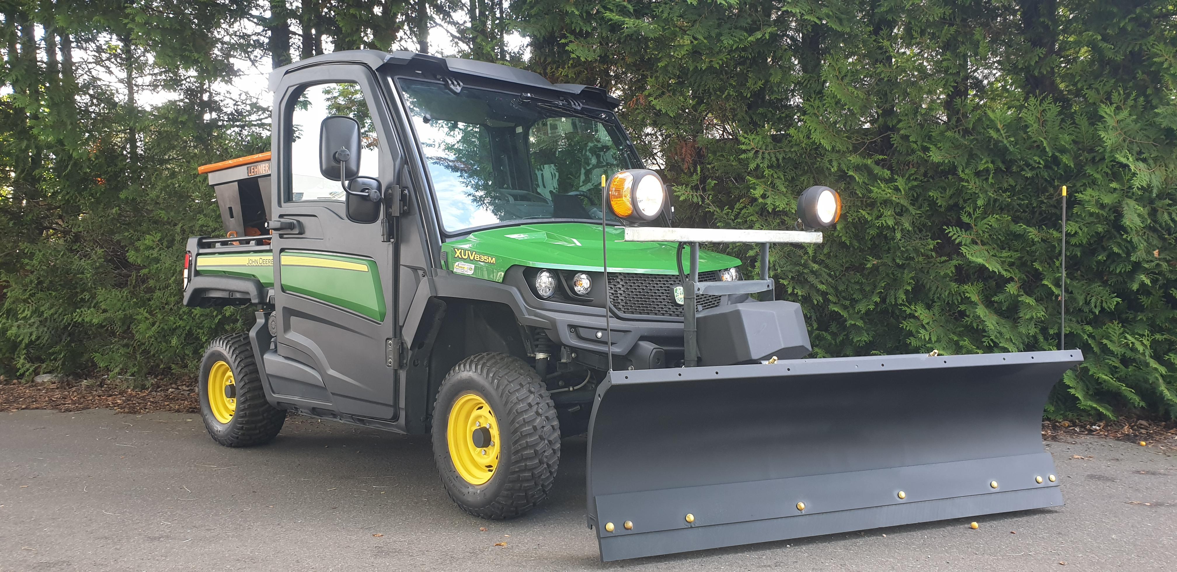 John Deere XUV 835 mit Räumschild und Streuer